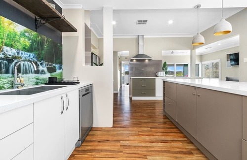Speers Point Maison | Lakeview Retreat on The Esplanade