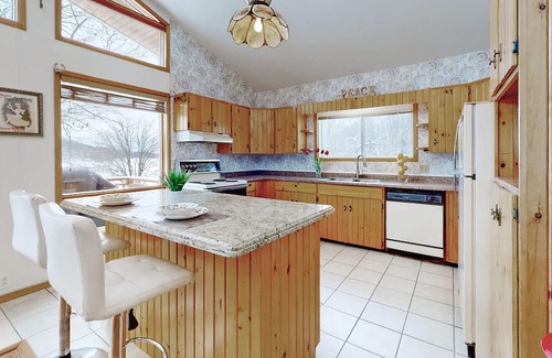 Katrine Maison | Charming lakefront cottage on Little Doe Lake in Muskoka