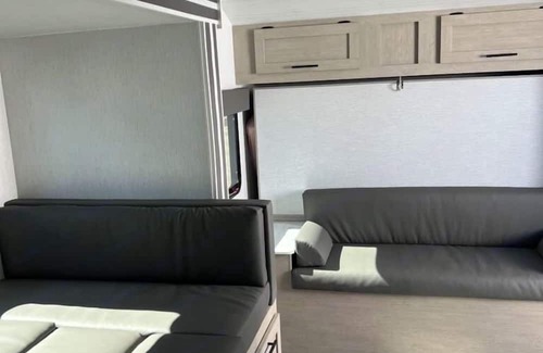 Brentwood Maison | Cozy RV in Marvelous Brentwood with AC, WiFi, toiletries