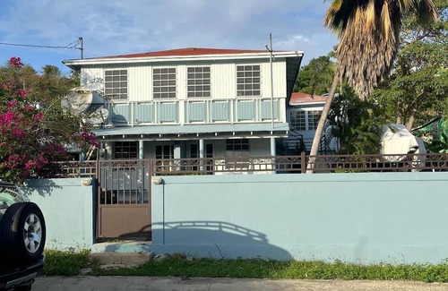 Culebra Pueblo Maison | Cozy 3-Bedroom Apartment in Culebra – Sleeps 6, Steps from Adventure!