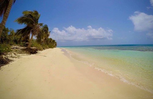 Culebra Pueblo Maison | Cozy 3-Bedroom Apartment in Culebra – Sleeps 6, Steps from Adventure!