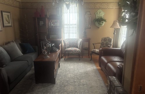 Algonac Maison | Lovely 2-bedroom Victorian home with AC in Algonac. Near shopping and the river