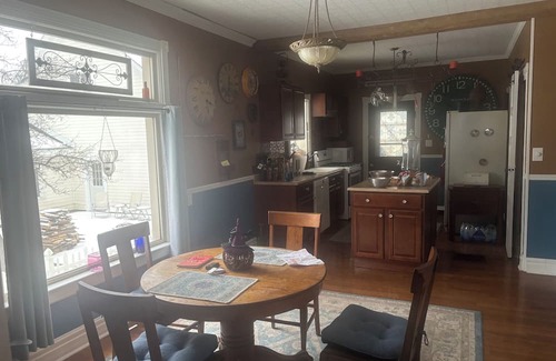 Algonac Maison | Lovely 2-bedroom Victorian home with AC in Algonac. Near shopping and the river