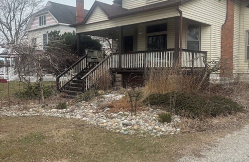 Algonac Maison | Lovely 2-bedroom Victorian home with AC in Algonac. Near shopping and the river
