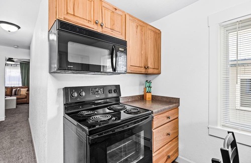 Two Harbors Maison | The Sly Fox-Renovated 2 Bdrm/1 Bath Dog-Friendly-Walkable to Brewery/Lake/Food