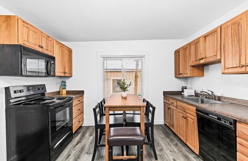 Two Harbors Maison | The Sly Fox-Renovated 2 Bdrm/1 Bath Dog-Friendly-Walkable to Brewery/Lake/Food