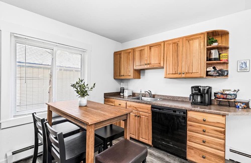 Two Harbors Maison | The Sly Fox-Renovated 2 Bdrm/1 Bath Dog-Friendly-Walkable to Brewery/Lake/Food