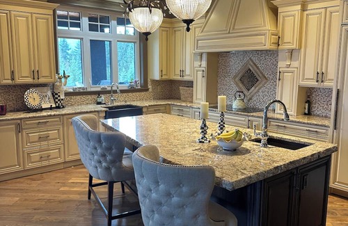 Sicamous Maison | Luxury home in Sicamous, overlooking Mara lake in the Shuswap