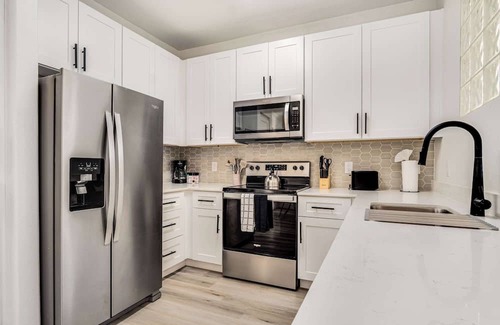 Glendale Sports and Entertainment District Appartement | 1BR by Stadium Pool, Parking, Gym 02