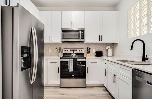 Glendale Sports and Entertainment District Appartement | 1BR by Stadium Pool, Parking, Gym 02