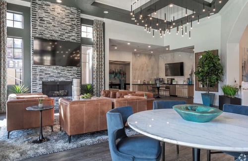 Glendale Sports and Entertainment District Appartement | 1BR by Stadium Pool, Parking, Gym 02