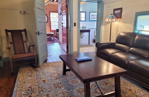 Winthrop Appartement | Guy's Place in the Historic Guy Waring House located in Downtown Winthrop