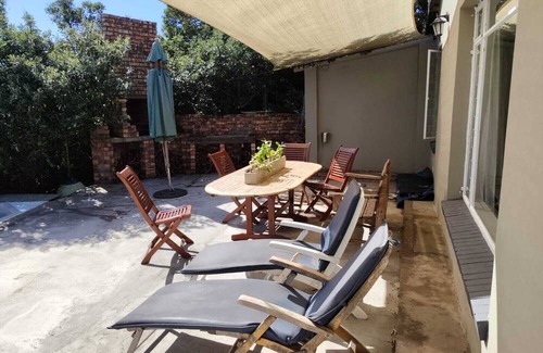 Cannon Rocks Maison | Tranquil 3-bedroom house with WiFi in Boknes Strand in the bush
