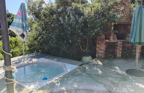 Cannon Rocks Maison | Tranquil 3-bedroom house with WiFi in Boknes Strand in the bush
