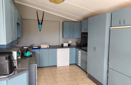 Cannon Rocks Maison | Tranquil 3-bedroom house with WiFi in Boknes Strand in the bush