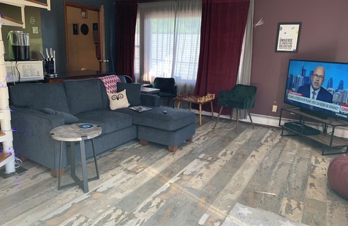 Petersburgh Appartement | Charming Red Tower, Loft ambiance, Mountain views, AC, WiFi, Berkshires NY