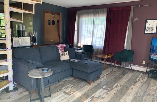Petersburgh Appartement | Charming Red Tower, Loft ambiance, Mountain views, AC, WiFi, Berkshires NY