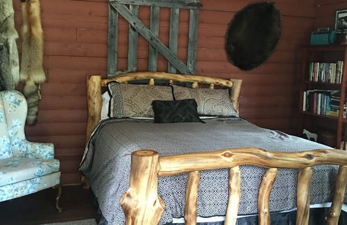 Tagish Station Balnéaire | Private Cabin w/deck. 1 queen bed with opulent linens and comfort!