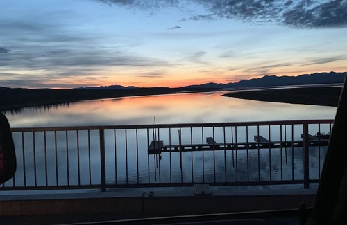 Tagish Station Balnéaire | Private Cabin w/deck. 1 queen bed with opulent linens and comfort!