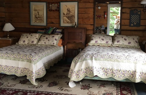 Tagish Station Balnéaire | Private Cabin w/deck. 1 queen bed with opulent linens and comfort!