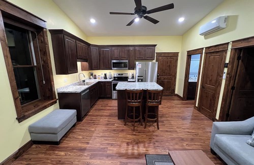 Sabetha Maison | Business Stay Made Easy - Remodeled Downtown Apt w/Workspace