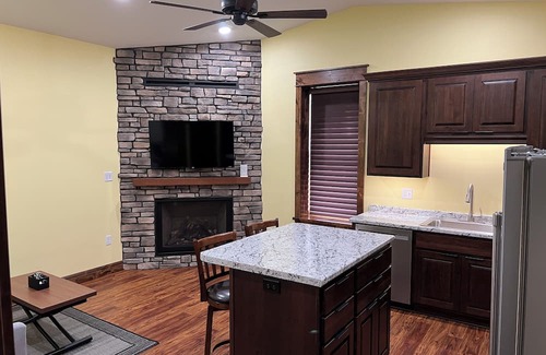 Sabetha Maison | Business Stay Made Easy - Remodeled Downtown Apt w/Workspace