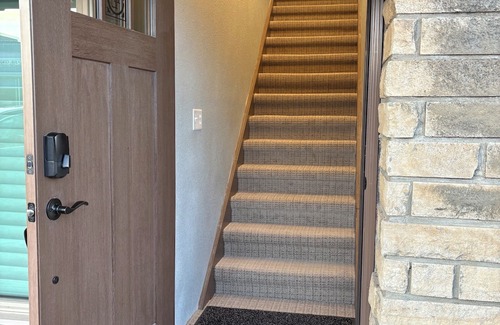 Sabetha Maison | Business Stay Made Easy - Remodeled Downtown Apt w/Workspace