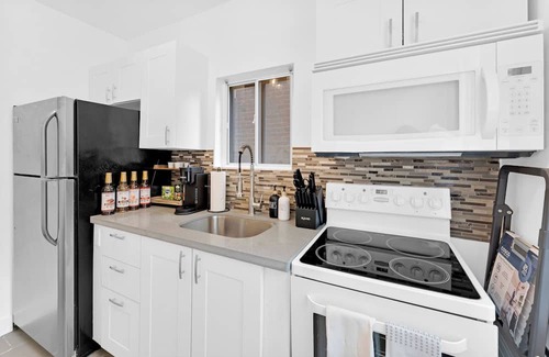 Upper Beaches Maison | Charming 1-bedroom house with AC, 5 mins to the beach, Fast Wifi
