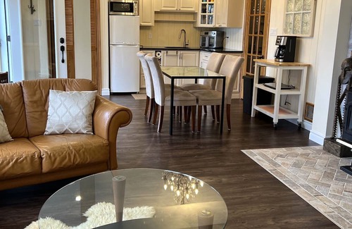 Cressy Appartement | Welcome to Sunset View – Your Lakeside Retreat in Prince Edward County
