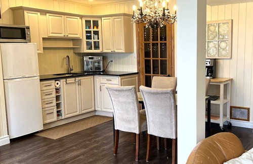 Cressy Appartement | Welcome to Sunset View – Your Lakeside Retreat in Prince Edward County
