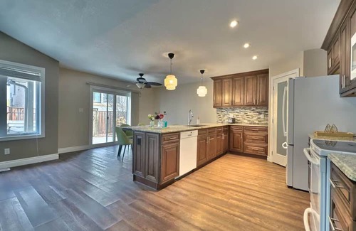 Grand Bend Maison | Walk to Grand Bend Main Beach | Sleeps 8 | Family Friendly | Heart of Grand Bend