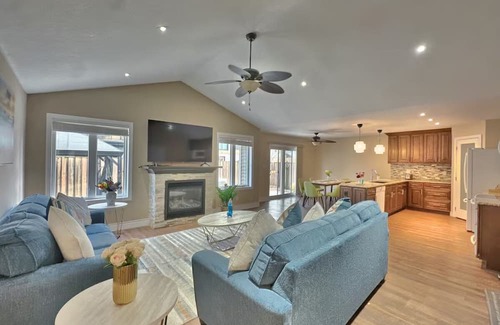 Grand Bend Maison | Walk to Grand Bend Main Beach | Sleeps 8 | Family Friendly | Heart of Grand Bend