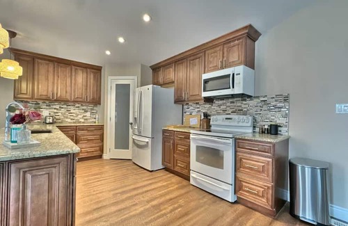 Grand Bend Maison | Walk to Grand Bend Main Beach | Sleeps 8 | Family Friendly | Heart of Grand Bend