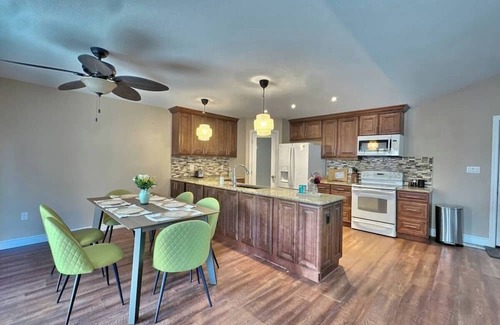 Grand Bend Maison | Walk to Grand Bend Main Beach | Sleeps 8 | Family Friendly | Heart of Grand Bend
