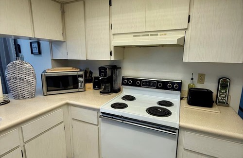 Spring Hill Maison | Charming 3-bedroom house with WiFi and AC in delightful Spring Hill