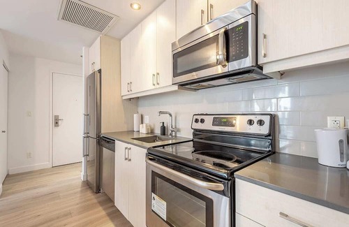 International District Appartement | Square Victoria - Balcony - Downtown View