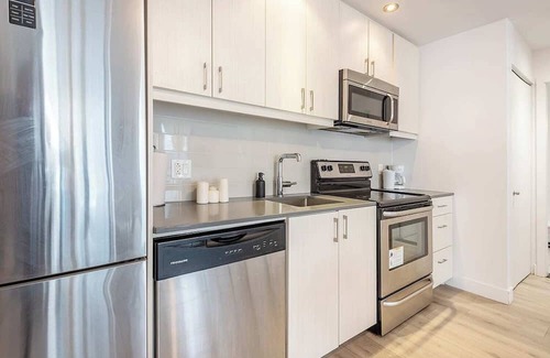 International District Appartement | Square Victoria - Balcony - Downtown View