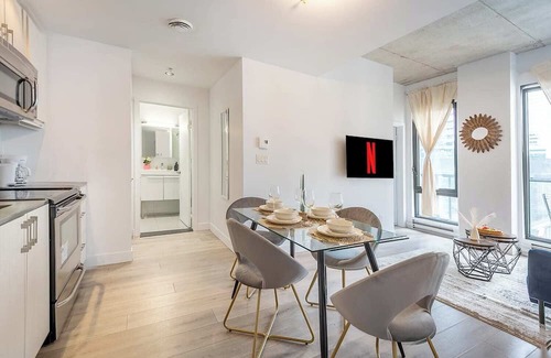 International District Appartement | Square Victoria - Balcony - Downtown View