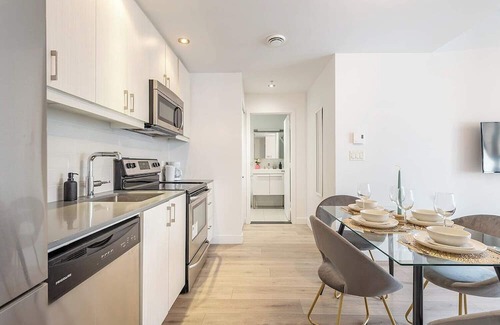 International District Appartement | Square Victoria - Balcony - Downtown View