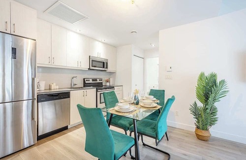 Old Montreal Appartement | Sleeps 6 - Old Port - Indoor Parking