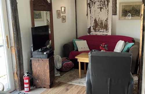 Cochrane Cabine | Small Vintage Ranch Accomidation