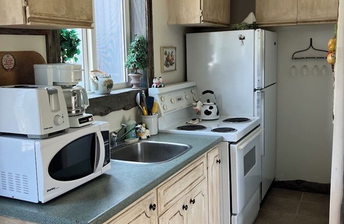 Cochrane Cabine | Small Vintage Ranch Accomidation