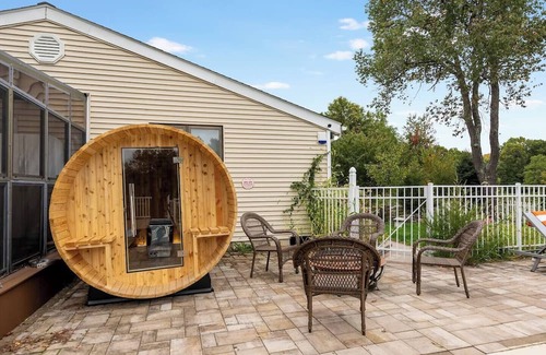 Monroe Maison | 5BR Home with Sauna & Pool Hot tub Fire pit