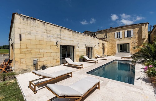 Gauriac Maison | La Girondine - Pool, billiards, vineyards and estuary
