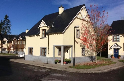 Ballyfarnon Maison | Kilronan Castle 4 Bedroom House on the Castle Grounds