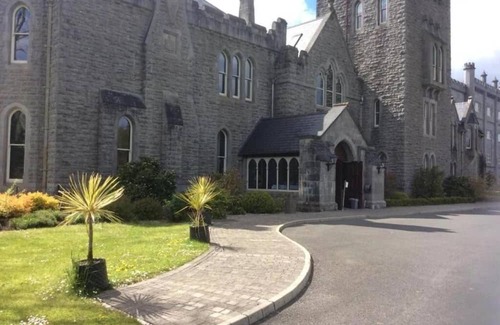 Ballyfarnon Maison | Kilronan Castle 4 Bedroom House on the Castle Grounds