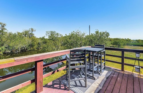 Long Mott Cabine | Bleu Bayou ~ Quiet Waterfront River Retreat w/Private Dock and Ramp