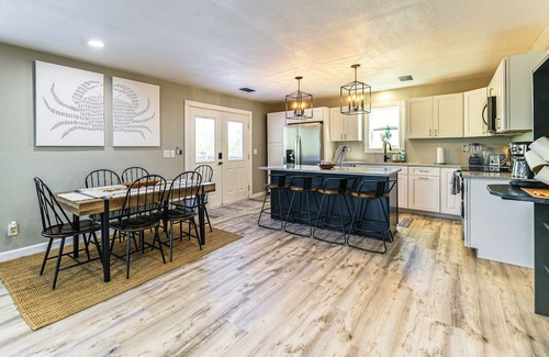 Long Mott Cabine | Bleu Bayou ~ Quiet Waterfront River Retreat w/Private Dock and Ramp