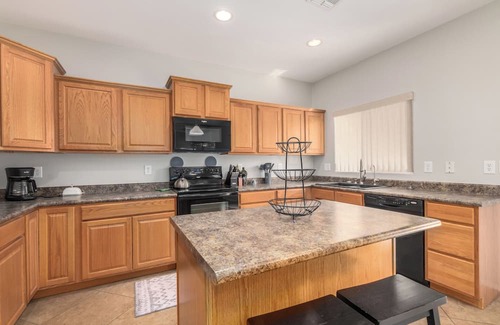 Royal Ranch Maison | Spacious 4 Bedroom Home with Pool / Game room