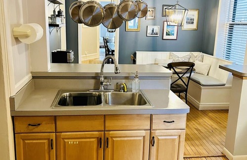 Lakeview Appartement | Mid-Century Modern 2 BD APT | Walk to Wrigley